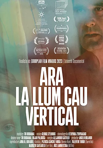 Pelicula Ara la llum cau vertical VOSE, documental, director Efthymia Zymvragaki